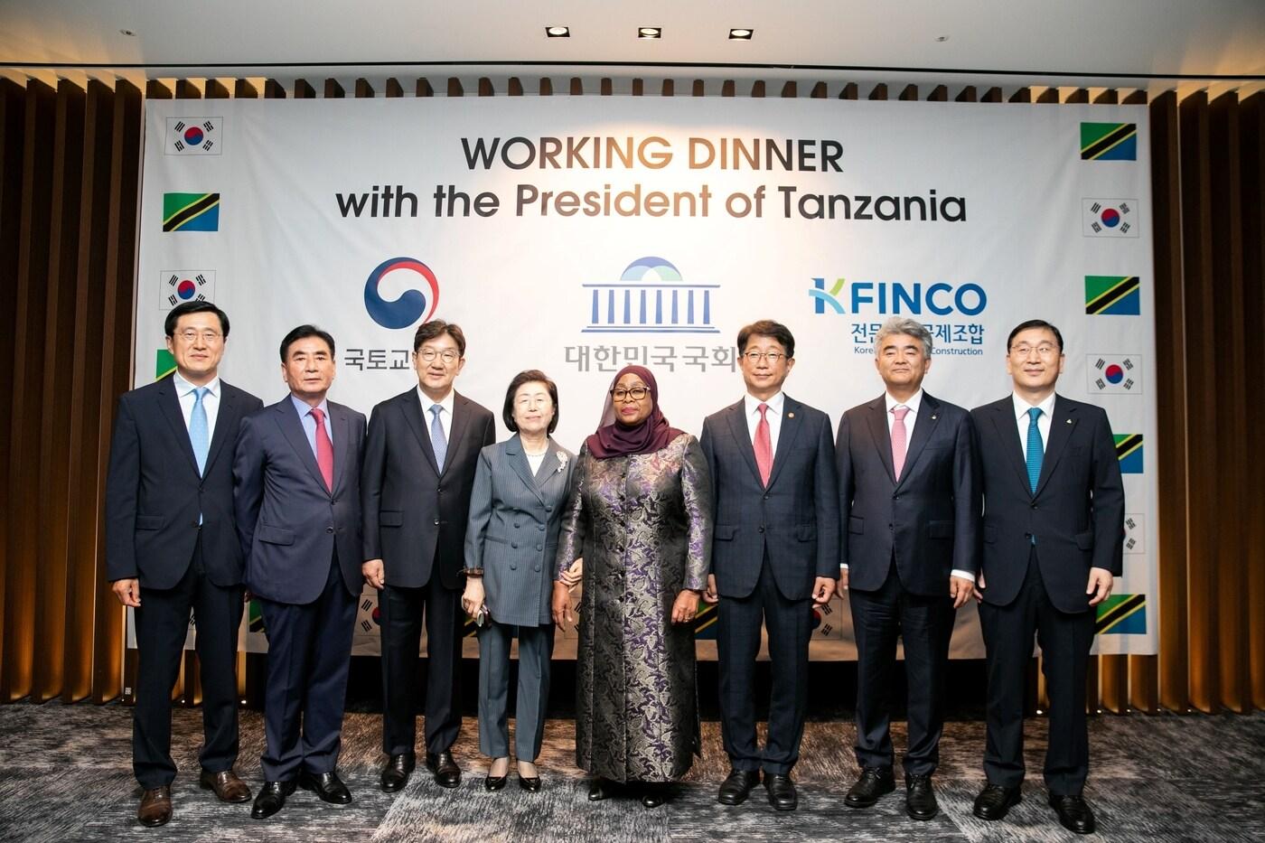 본문 이미지 - (왼쪽부터) 삼성물산 지형근 부사장, 신홍균 K-FINCO 운영위원장, 권성동 의원, 이은재 K-FINCO 이사장, 사미아 술루후 하산 탄자니아 대통령, 박상우 국토교통부 장관, 정원주 대우건설 회장, 윤영준 현대건설 사장이 2일 간담회 후 기념촬영을 하고 있다.(전문건설공제조합 제공)