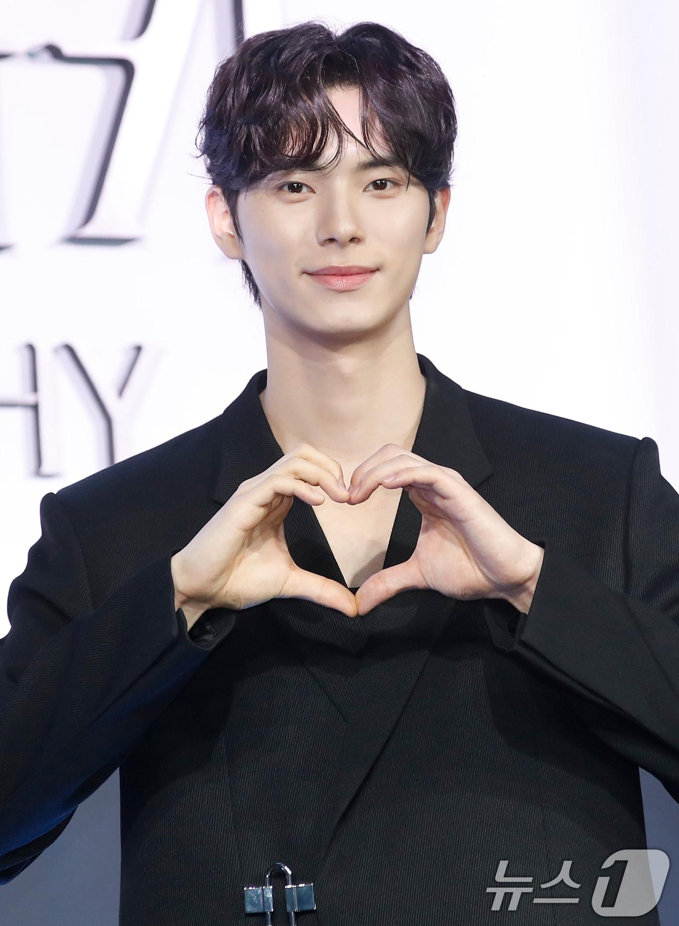 본문 이미지 - 배우 이채민이 3일 서울 중구 앰배서더 서울 풀만 호텔에서 열린 넷플릭스 시리즈 '하이라키' 제작발표회에서 포즈를 취하고 있다. '하이라키'는 상위 0.01%의 소수가 질서이자 법으로 군림하는 주신고등학교에 비밀을 품고 입성한 전학생이 그들의 견고한 세계에 균열을 일으키며 벌어지는 하이틴 스캔들을 그린다. 2024.6.3/뉴스1 ⓒ News1 권현진 기자