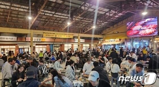 본문 이미지 - 예산시장 먹거리 광장에서 방문객들이 식사를 즐기는 모습./뉴스1
