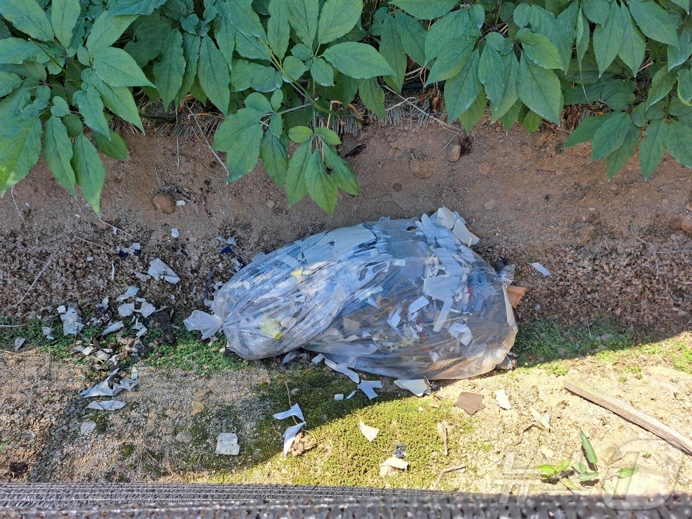 본문 이미지 - 3일 오전 10시 58분쯤 강원 춘천 서면 방동리의 한 인삼 밭에서 북한이 살포한 오물풍선이 발견, 경찰이 폴리스라인을 치고 외부인 출입을 통제하고 있다.2024.6.3. 한귀섭 기자 ⓒ News1 한귀섭 기자