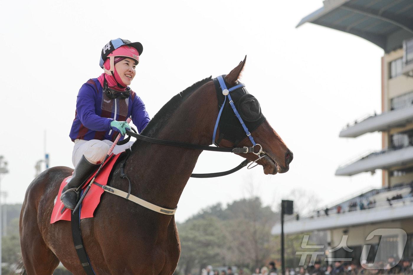 헤럴드경제배 우승을 거머쥔 김혜선 기수와 글로벌히트(렛츠런파크부산경남)