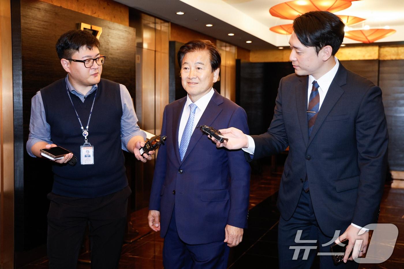 정동영 더불어민주당 의원이 지난 6월 3일 서울 여의도의 한 중식당에서 이재명 대표-5선 의원들과의 오찬 간담회를 위해 이동하며 취재진 질문에 답하고 있다. 2024.6.3/뉴스1 ⓒ News1 안은나 기자