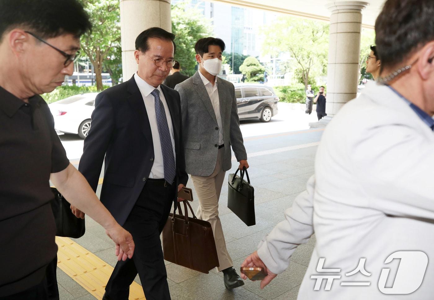 이태원 참사 부실 대응 혐의로 기소된 김광호 전 서울경찰청장이 3일 오후 서울 마포구 서울서부지방법원에서 열린 공판기일에 출석하고 있다. 2024.6.3/뉴스1 ⓒ News1 오대일 기자