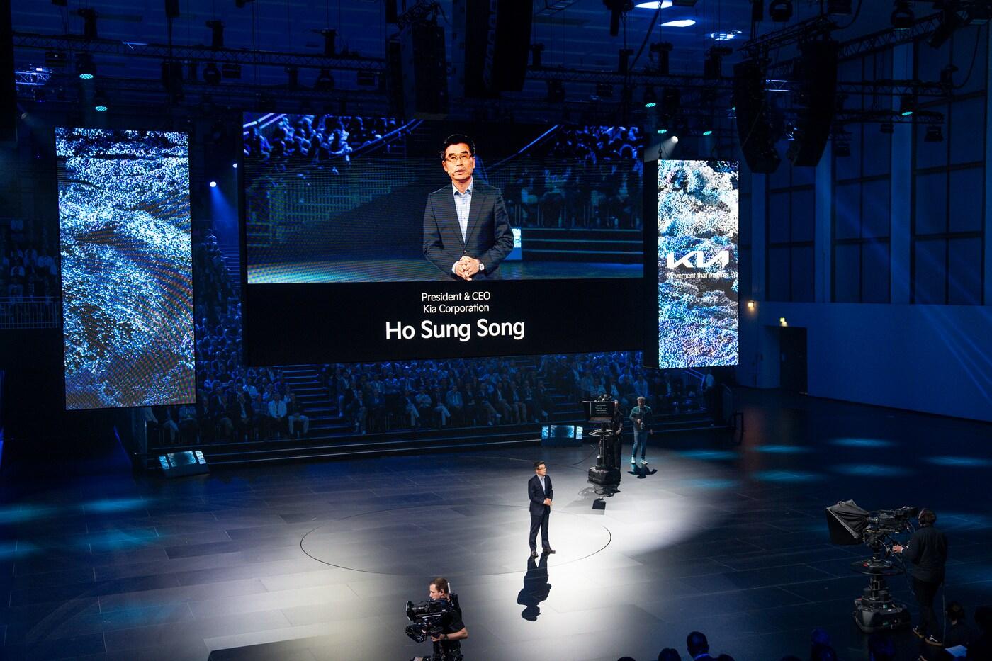 기아 송호성 사장이 '2024 범유럽 딜러대회'에서 발표하고 있다(기아 제공). ⓒ 뉴스1