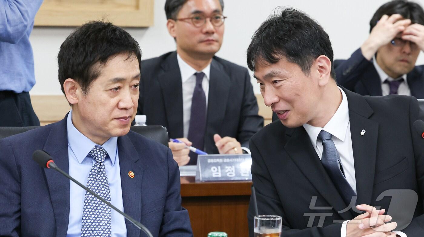 본문 이미지 - 김주현 금융위원장과 이복현 금융감독원장이 3일 서울 종로구 정부서울청사에서 열린 AI·데이터 기반 보이스피싱 예방을 위한 업무협약식에서 대화하고 있다. 2024.6.3/뉴스1 ⓒ News1 허경 기자