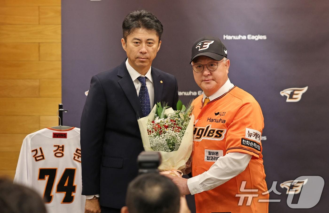 본문 이미지 - 김경문 한화 이글스 감독(오른쪽)과 손혁 단장. 두 사람은 올 시즌을 끝으로 동반 퇴진했다. 2024.6.3 ⓒ 뉴스1 김기태 기자