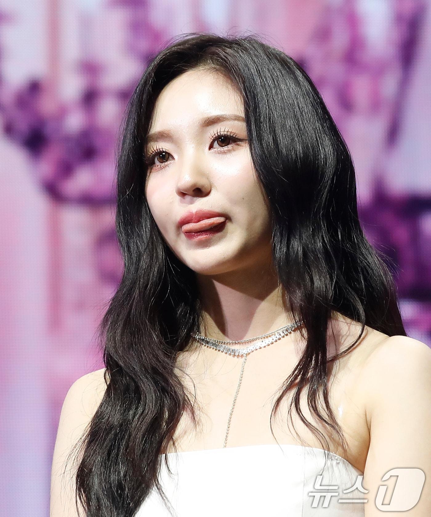 본문 이미지 - 그룹 케플러(Kep1er) 강예서가 3일 오후 서울 광진구 예스24라이브홀에서 가진 정규 1집 ‘켑원고잉 온(Kep1going On)’ 발매 기념 쇼케이스에서 마지막 앨범 작업에 대한 질문에 답한 뒤 눈시울을 적시고 있다. 2024.6.3/뉴스1 ⓒ News1 권현진 기자