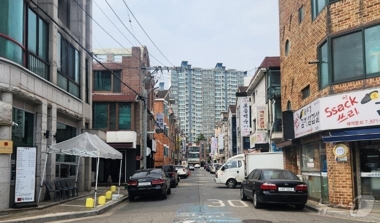 본문 이미지 - 고양시 3호 음식문화 특화거리로 지정된 덕양구 행신동 '행신아트거리' (고양시 제공)