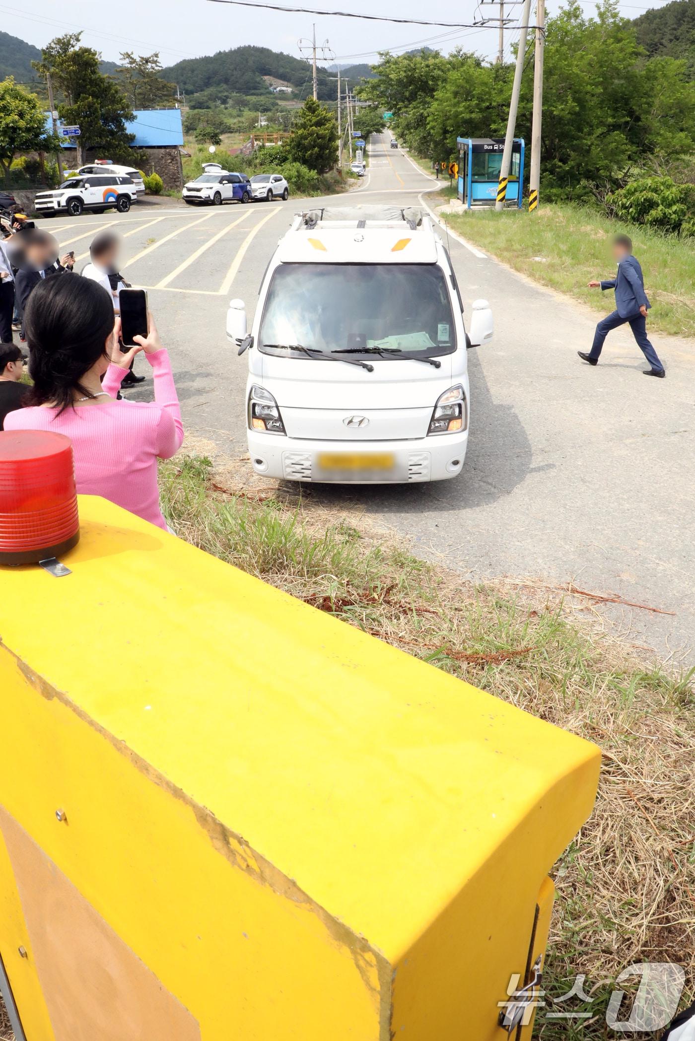 본문 이미지 - 2024년 6월 재심 중인 '진도 저수지 아내 살인사건'의 현장 검증. 2024.6.3/뉴스1 ⓒ News1