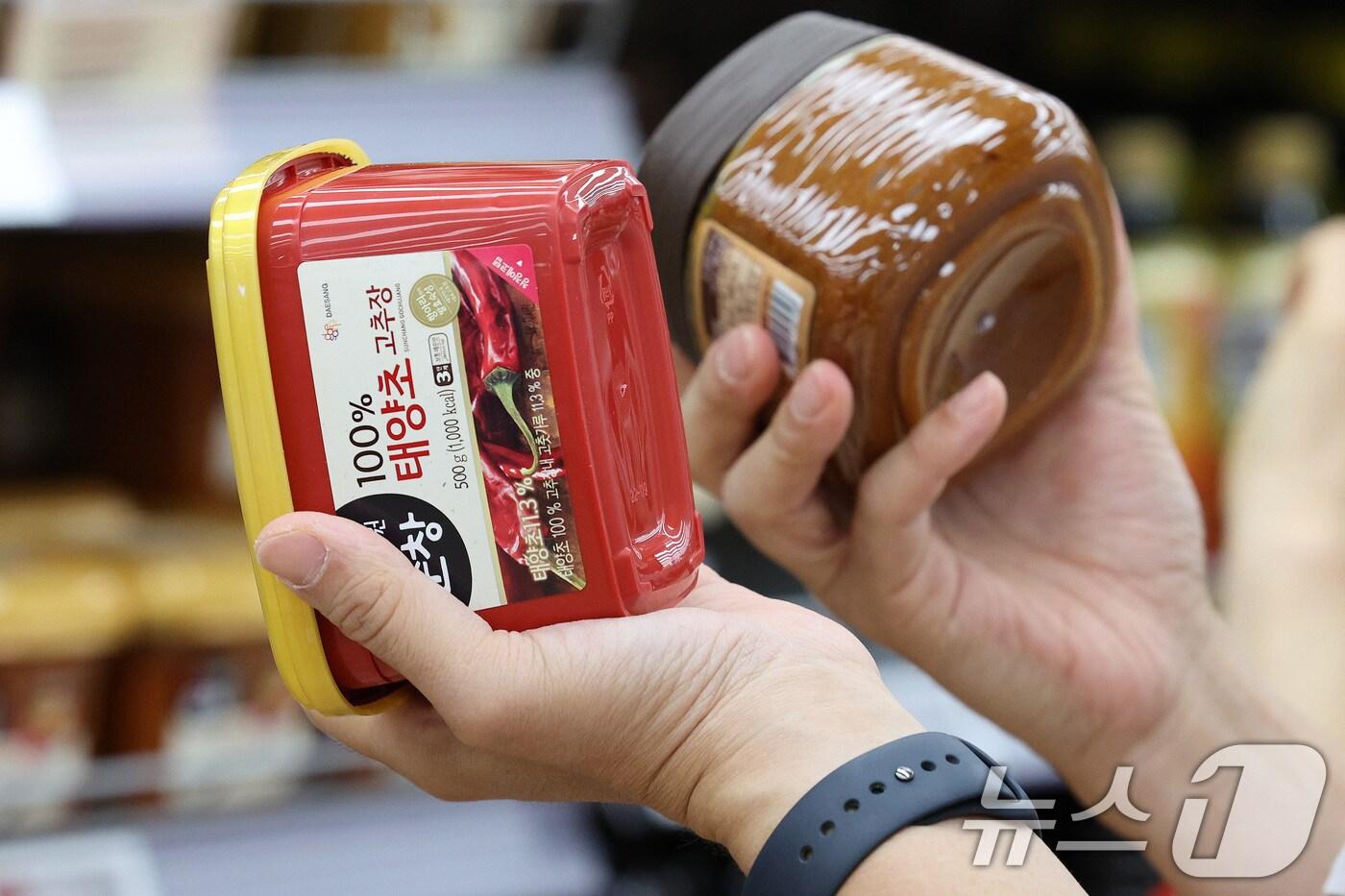 3일 서울의 한 대형마트에서 시민들이 고추장을 고르고 있다.  ⓒ News1 신웅수 기자