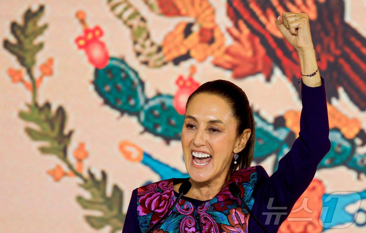 본문 이미지 - 멕시코의 집권 좌파 국가재생운동(MORENA·모레나)의 클라우디아 셰인바움 후보가 3일(현지시간) 멕시코시티에서 당선이 확정된 뒤 소감을 전하고 있다. 2024.06.03 ⓒ 로이터=뉴스1 ⓒ News1 최종일 기자