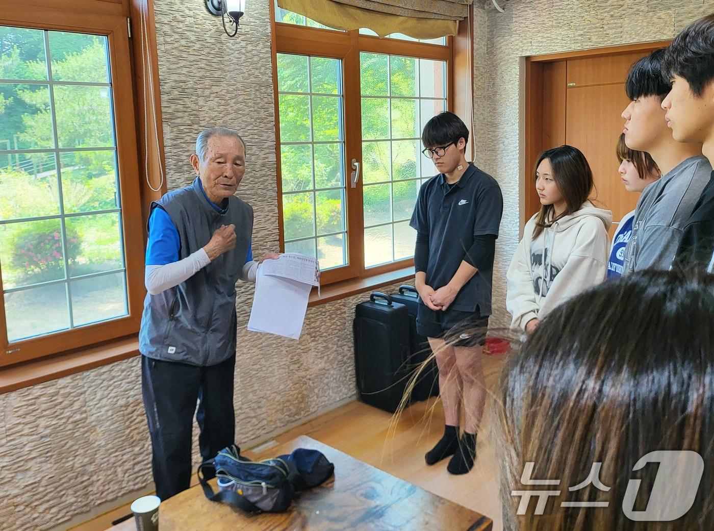 본문 이미지 - 일제 강점기 강제징용 피해자 유족인 이재웅 옹(89)이 3일 전남 지오학교를 찾아 태평양전쟁 희생 한국인 추모음악제를 준비하는 학생들에게 고맙다며 감사 인사를 전하고 있다.(지오학교 제공)2024.6.3/뉴스1