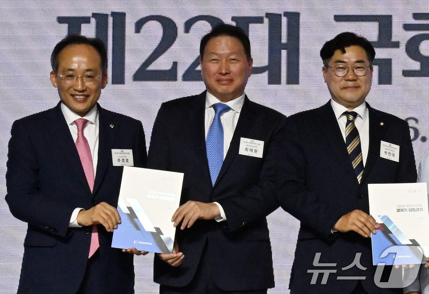 본문 이미지 - 최태원 대한상공회의소 회장이 3일 여의도 콘래드 서울 그랜드볼룸에서 열린 ‘제22대 국회의원 환영 리셉션’에 참석해 여야 원내대표에게 제언집을 전달하고 있다. 왼쪽부터 추경호 국민의힘 원내대표, 최 회장, 박찬대 더불어민주당 원내대표. (공동취재) 2024.6.3/뉴스1 ⓒ News1 안은나 기자