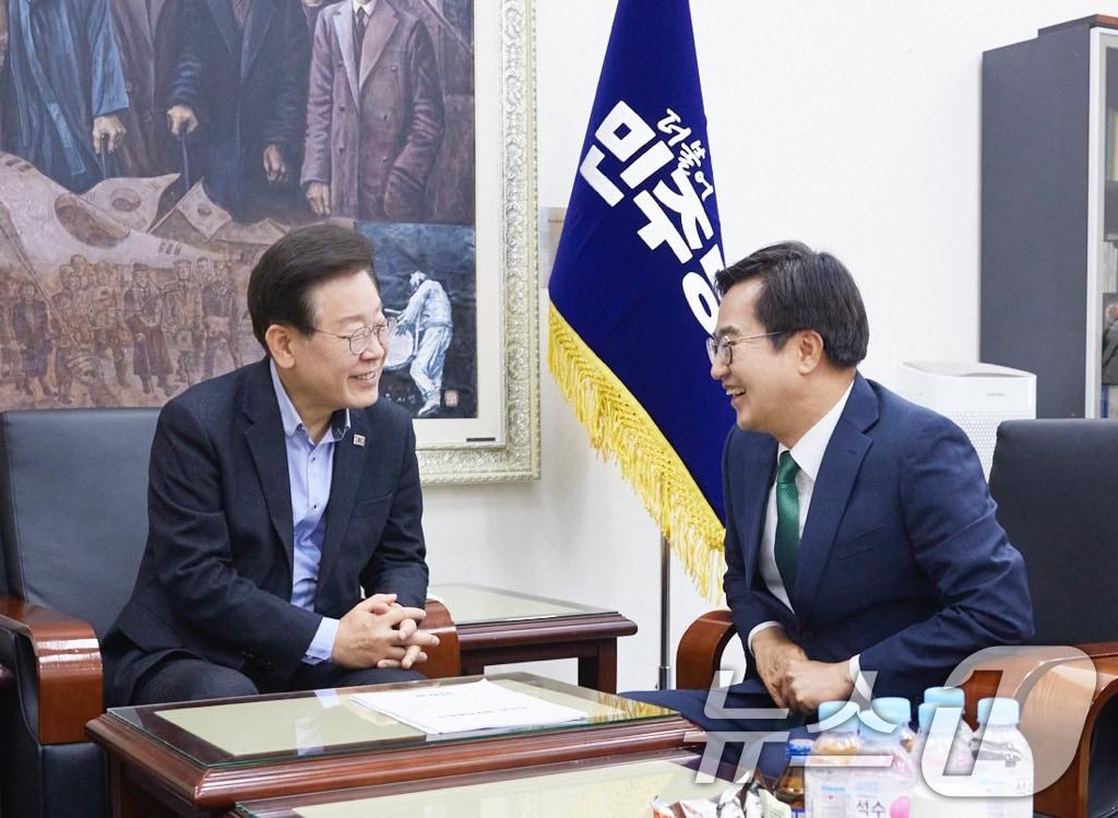 본문 이미지 - 김동연 경기도지사가 지난 6월 3일 오전 서울 여의도 국회에서 이재명 더불어민주당 당대표를 만나 '경제 3법' 협조 관련 대화를 나누고 있다. (경기도 제공)/뉴스1 ⓒ News1 김영운 기자
