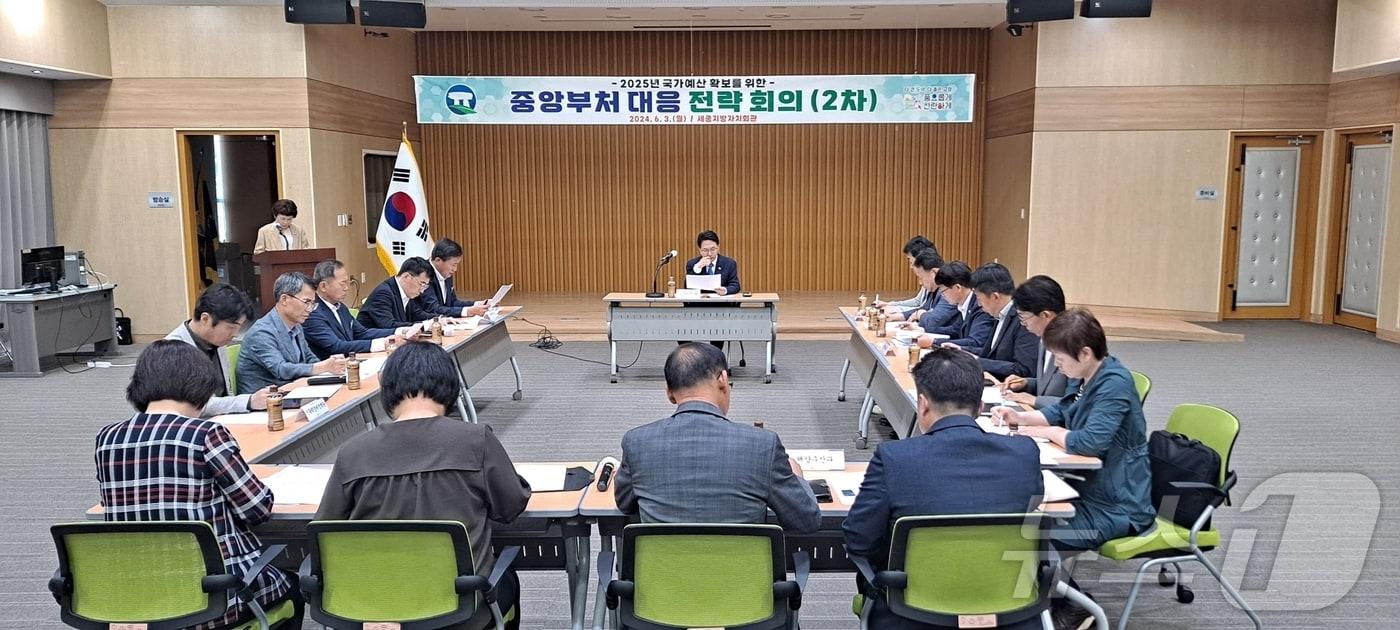 심덕섭 군수와 간부 공무원들은 3일 오후 정부세종청사를 방문해 중앙부처 고위공직자와 면담을 진행하고 세종지방자치회관에서 2차 전략회의를 개최했다.(고창군 제공)2024.6.3/뉴스1