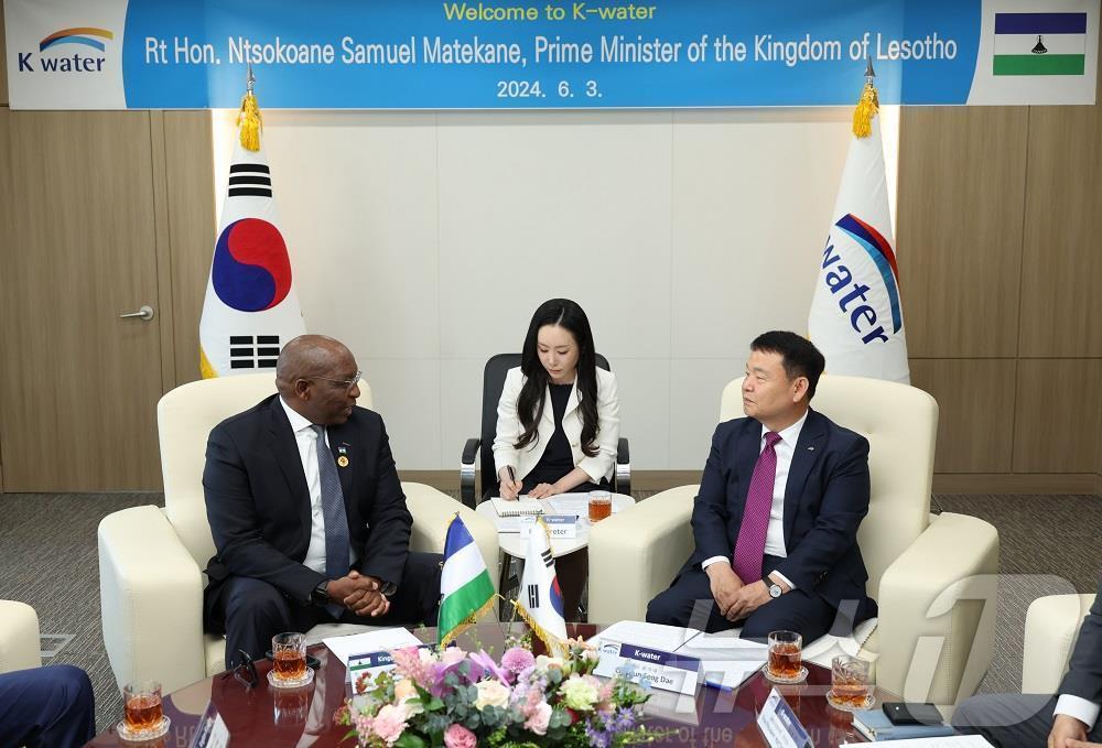 본문 이미지 - 윤석대 한국수자원공사 사장(사진 오른쪽)이 ‘한-아프리카 정상회의’ 참석을 위해 방한한 레소토 은초코아네 샘 마테카네 총리와 양국 간 물관리 협력방안을 논의하고 있다. (한국수자원공사 제공)/뉴스1