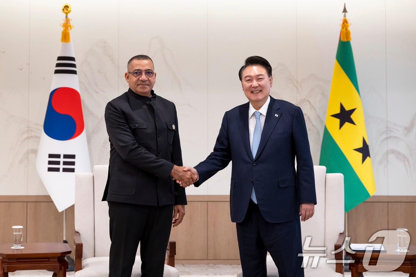 본문 이미지 - 윤석열 대통령이 3일 용산 대통령실에서 열린 한-상투메프린시페 정상회담에서 카를로스 마누엘 빌라 노바 상투메프린시페 대통령과 기념촬영을 하고 있다. (대통령실 제공) 2024.6.3/뉴스1 ⓒ News1 송원영 기자