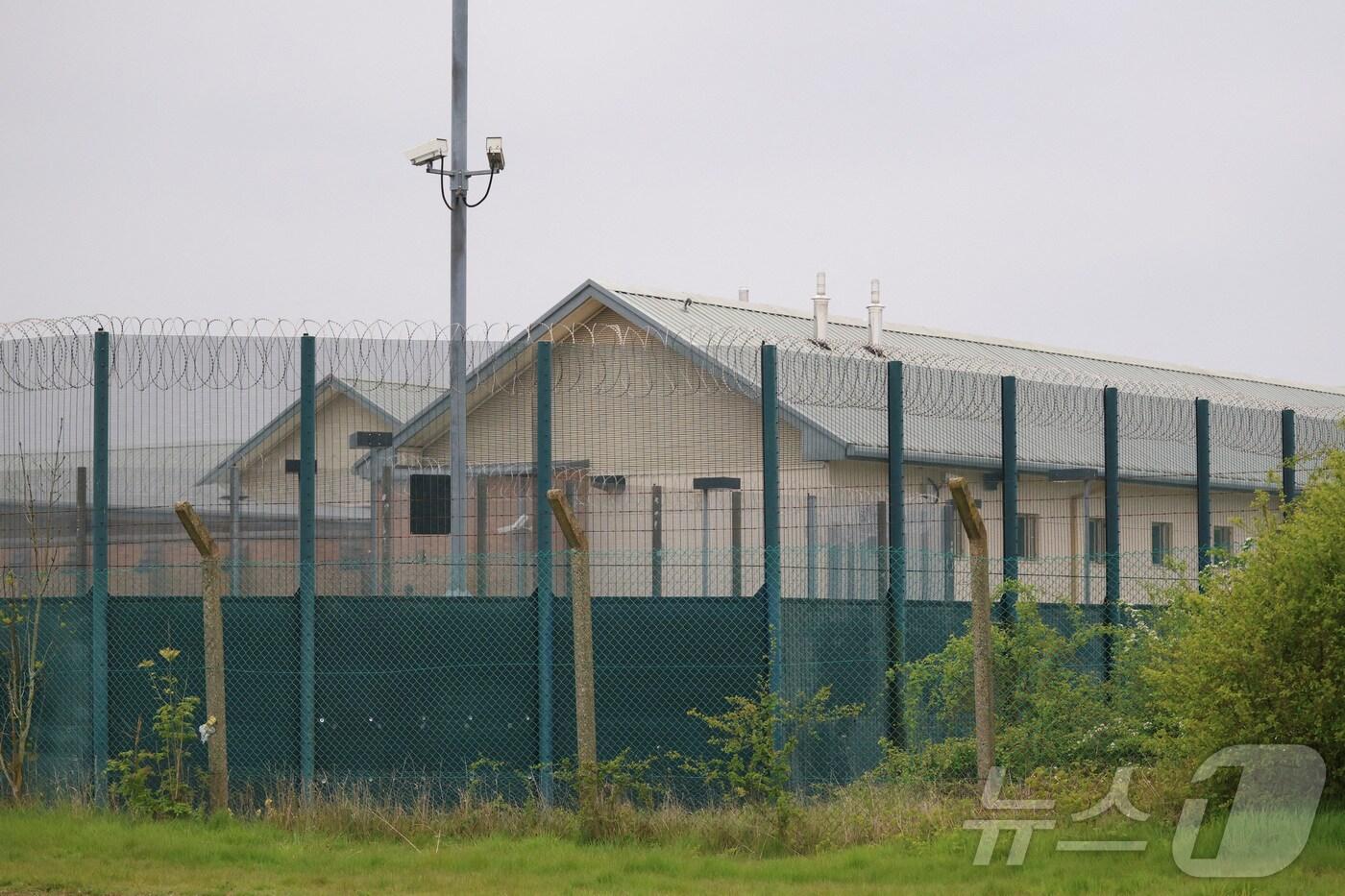 본문 이미지 - 영국 베드퍼드셔 소재 야를스우드 이민 이전 센터 주변에 높은 울타리가 쳐져 있다. 2024.05.02/ ⓒ 로이터=뉴스1 ⓒ News1 권진영 기자