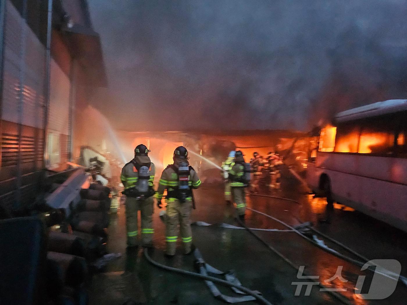 본문 이미지 - 김해 상동면 자동차 정비 공장에서 난 불을 진화하고 있는 소방대원들.(경남소방본부 제공)