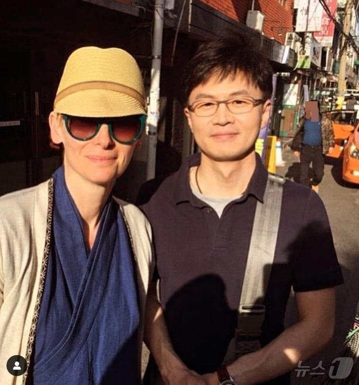 본문 이미지 - 한동훈 국민의힘 당대표 후보는 29일 인스타그램을 오픈하면서 2017년 6월, 서울 용산 이태원에서 영국 영화배우 틸다 스윈튼을 우연히 만나 팬심을 드러내며 찍었던 기념 사진을 소개했다. 당시 한 후보는 대검찰청 부패범죄특별수사단 2팀장으로 근무 중이었다. (인스타 갈무리) ⓒ 뉴스1 