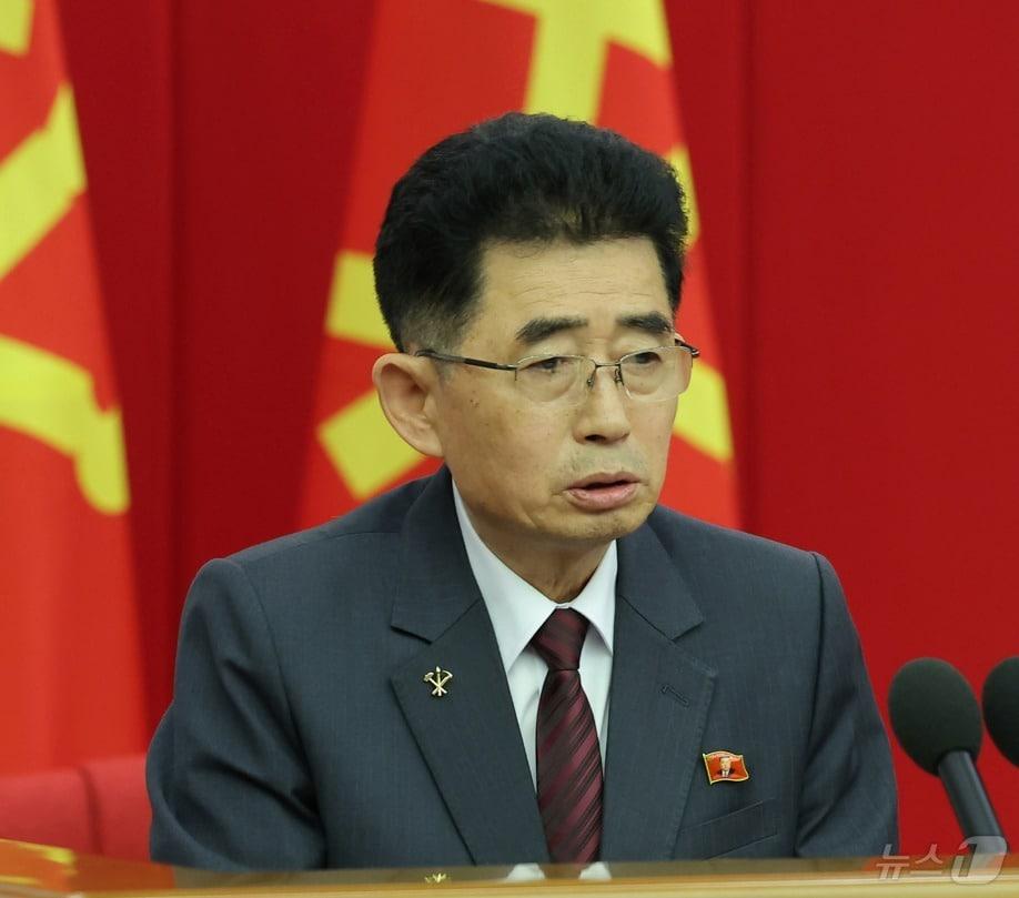 본문 이미지 - (평양 노동신문=뉴스1) = 북한 노동당 기관지 노동신문은 30일 "당 중앙위원회 제8기 제10차 전원회의 확대회의 2일회의가 지난 29일 진행됐다"라고 보도했다. 발언을 하고 있는 김성남 노동당 국제부장 가슴에 김정은 '초상휘장'이 부착돼 있다. [국내에서만 사용가능. 재배포 금지. DB 금지. For Use Only in the Republic of Korea. Redistribution Prohibited] rodongphoto@news1.kr