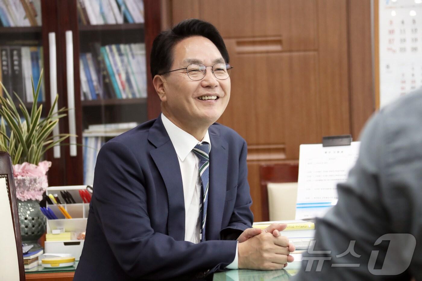 본문 이미지 - 심덕섭  전북특별자치도고창군수가 민선 8기 취임 2주년을 맞아 지난 성과와 앞으로의 군정 추진 계획을 설명하고 있다.2024.6.30/뉴스1ⓒ News1 박제철 기자