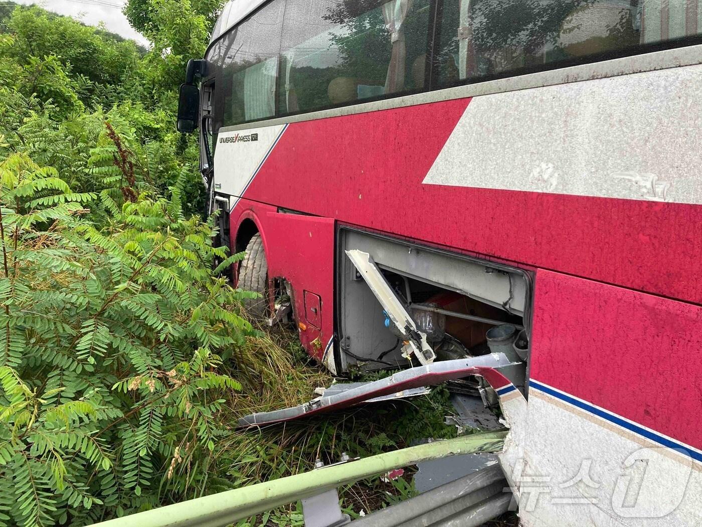 본문 이미지 - 30일 오전 8시쯤 강원 횡성군 둔내면 현천리 영동고속도로(서울방향)에서 승용차와 45인승 버스가 추돌하는 사고가 발생, 5명이 다쳤다. (강원도소방본부 제공) 2024.6.30/뉴스1