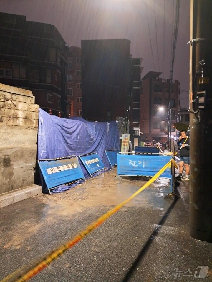 본문 이미지 - 30일 서울 중랑구 중화동의 한 연립주택 담벼락이 지난 29일 오후 강풍으로 인해 무너져 긴급 복구 조치했다. 2024.6.30 (중랑구청 제공) 