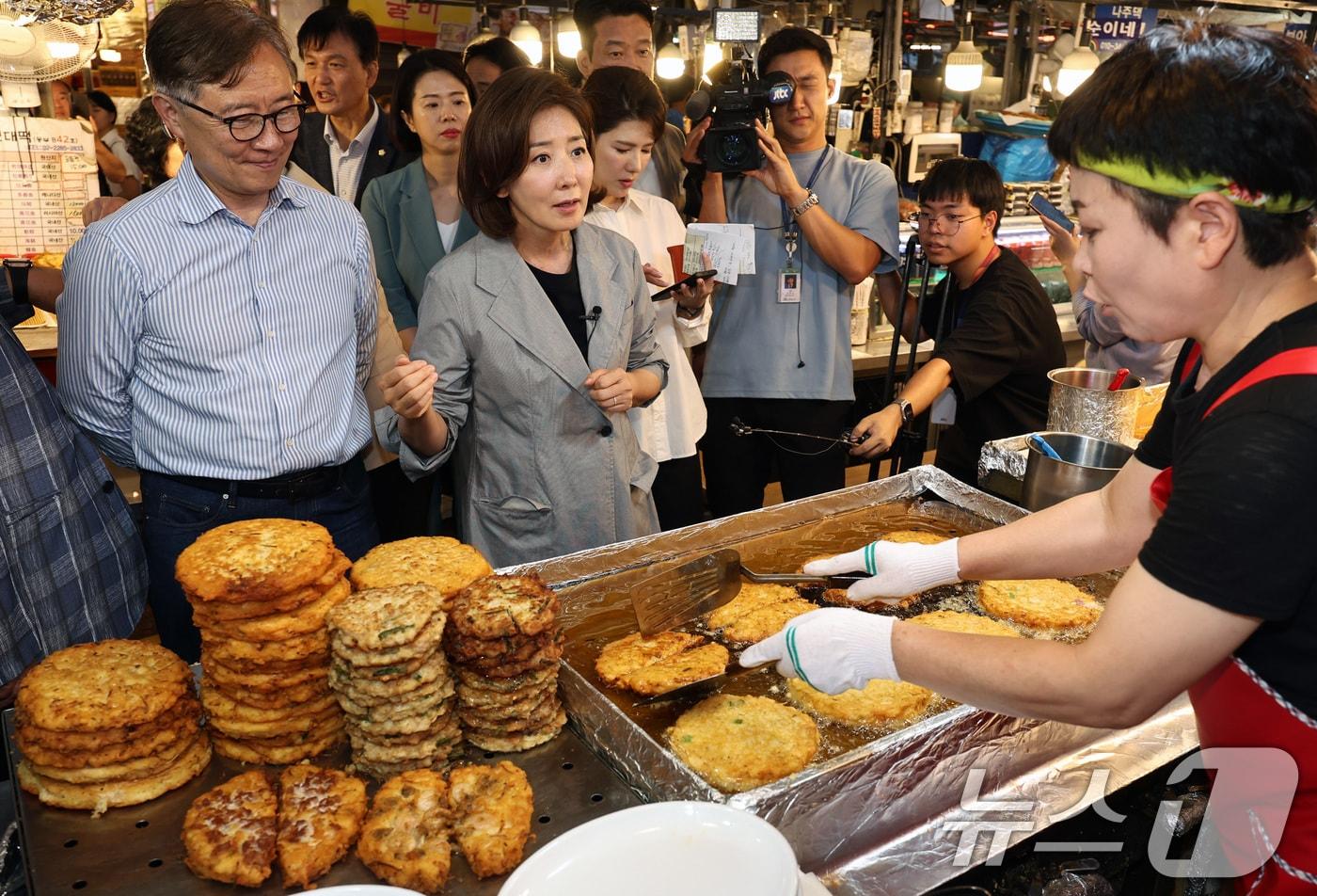 본문 이미지 - 국민의힘 당대표 경선에 나선 나경원 의원이 30일 오후 서울 종로구 광장시장을 찾아 상인과 대화하고 있다. 2024.6.30/뉴스1 ⓒ News1 구윤성 기자