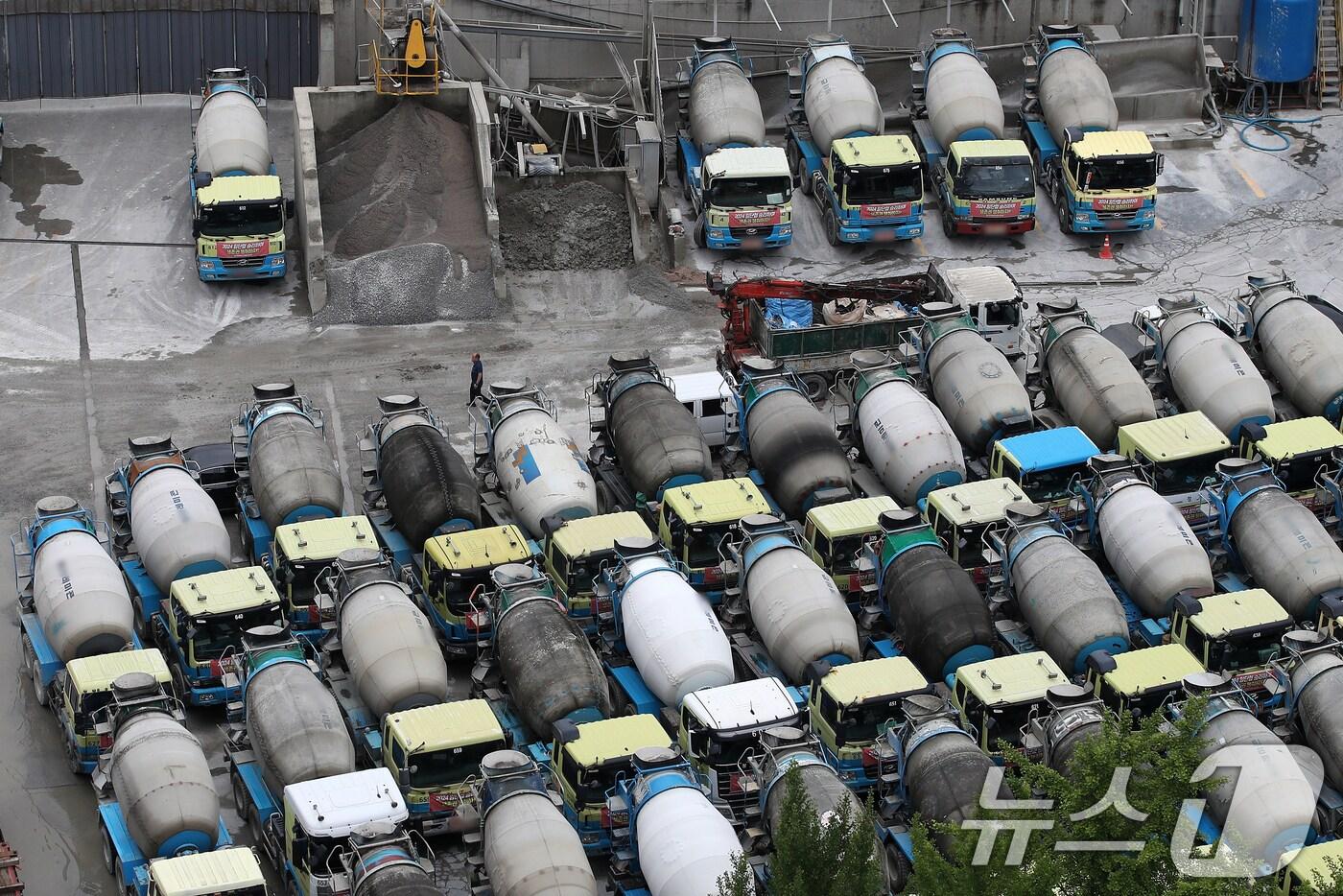 레미콘 공장에 믹서트럭들이 주차돼 있는 모습./뉴스1 ⓒ News1 DB