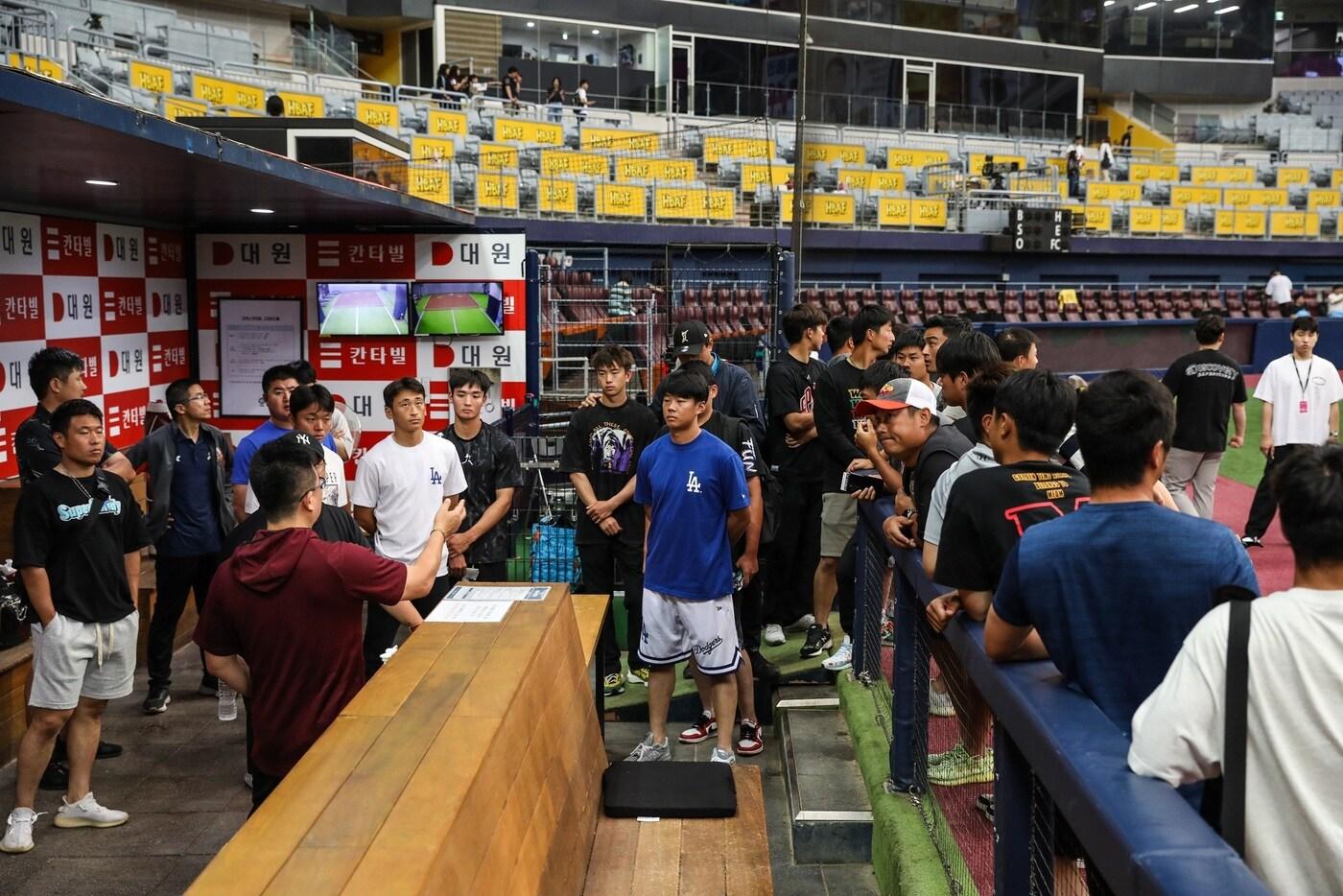  지난해 7월 서울 고척스카이돔으로 견학을 왔던 중국 장쑤 거마 야구단. (키움 구단 제공)