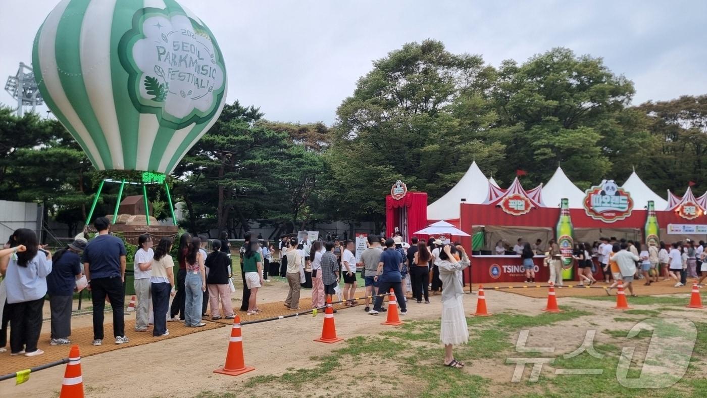 본문 이미지 - 서울파크뮤직페스티벌. 칭따오 부스에서  ⓒ News1 이형진 기자