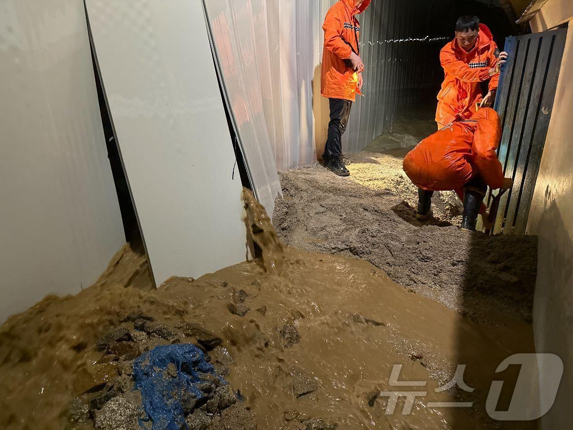 본문 이미지 - 30일 오전 3시 32분쯤 강원 춘천시 소양로 한 주택가에서 인근 공사 현장의 토사가 유입되는 등 2가구가 주택의 문을 열지 못했고, 3~4명이 대피하는 사고가 발생했다. (강원도 소방본부 제공) 2024.6.30/뉴스1