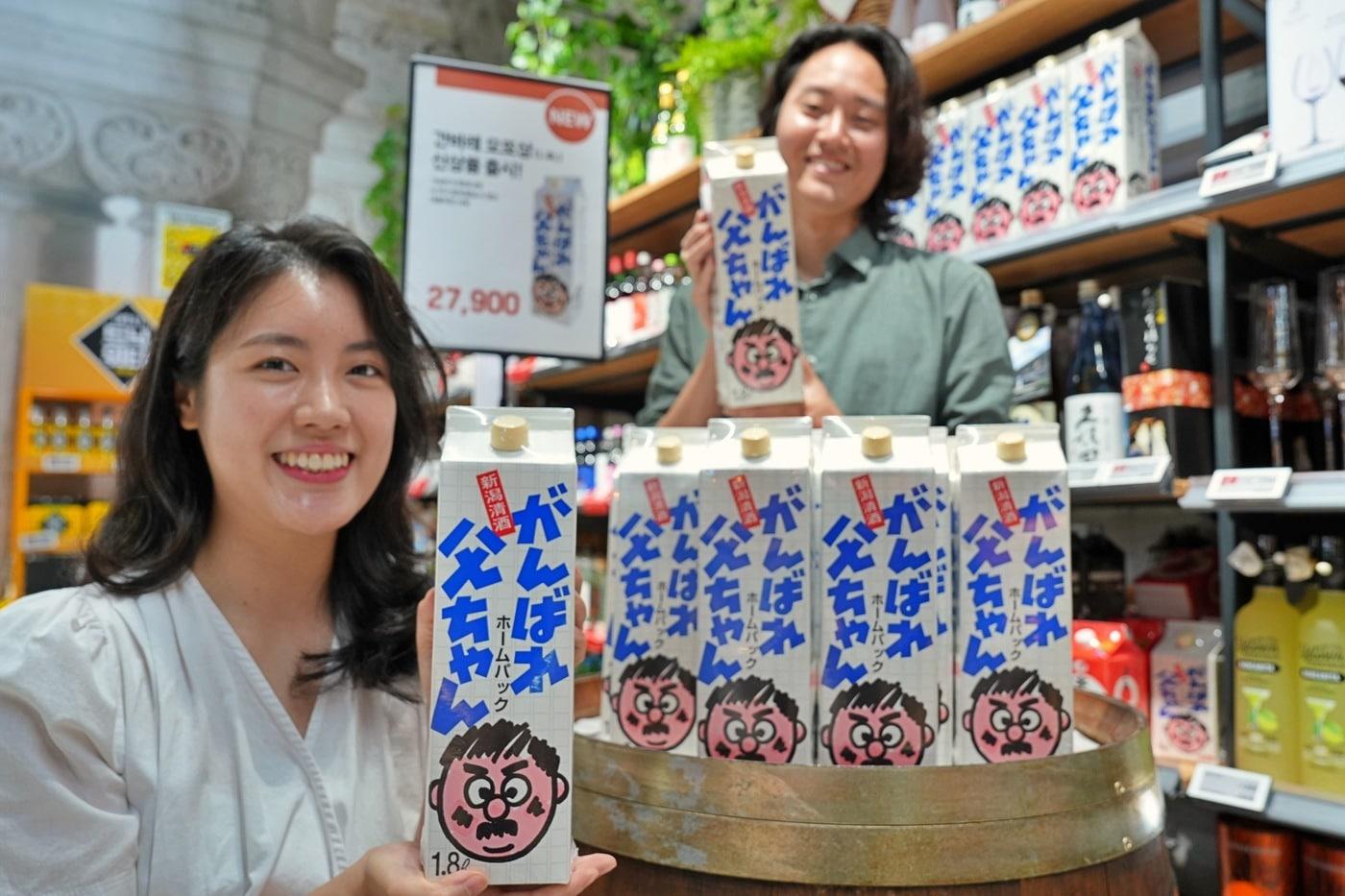 롯데마트 월드타워점 주류매장에서 대용량 '간바레 오또상'을 홍보하는 박채원과 장세욱 상품기확자(MD)의 모습.(롯데마트 제공)