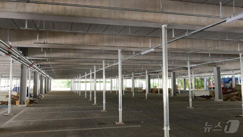 본문 이미지 - 지난달 초 강원 원주시청 철골주차장 중 1층 공사구간 자료사진. (원주시 제공) 2024.7.1/뉴스1