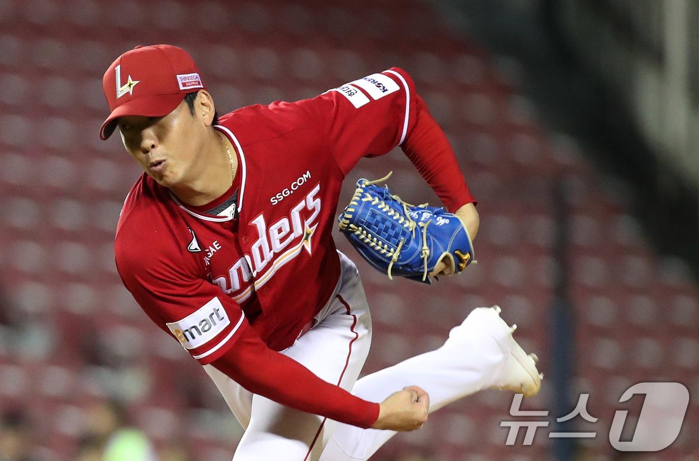 30일 오후 서울 송파구 잠실야구장에서 열린 프로야구 '2024 신한 SOL 뱅크 KBO리그' SSG 랜더스와 두산 베어스의 경기에서 9회말 등판한 SSG 마무리 투수 문승원이 역투하고 있다. 2024.6.30/뉴스1 ⓒ News1 오대일 기자