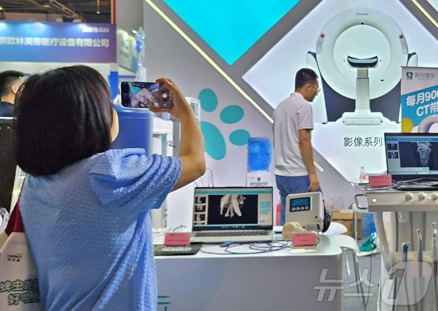 중국 항저우에서 열린 제16회 동서부소동물임상수의사대회에서 한 참석자가 의료기기를 보고 있다. ⓒ 뉴스1 최서윤 기자