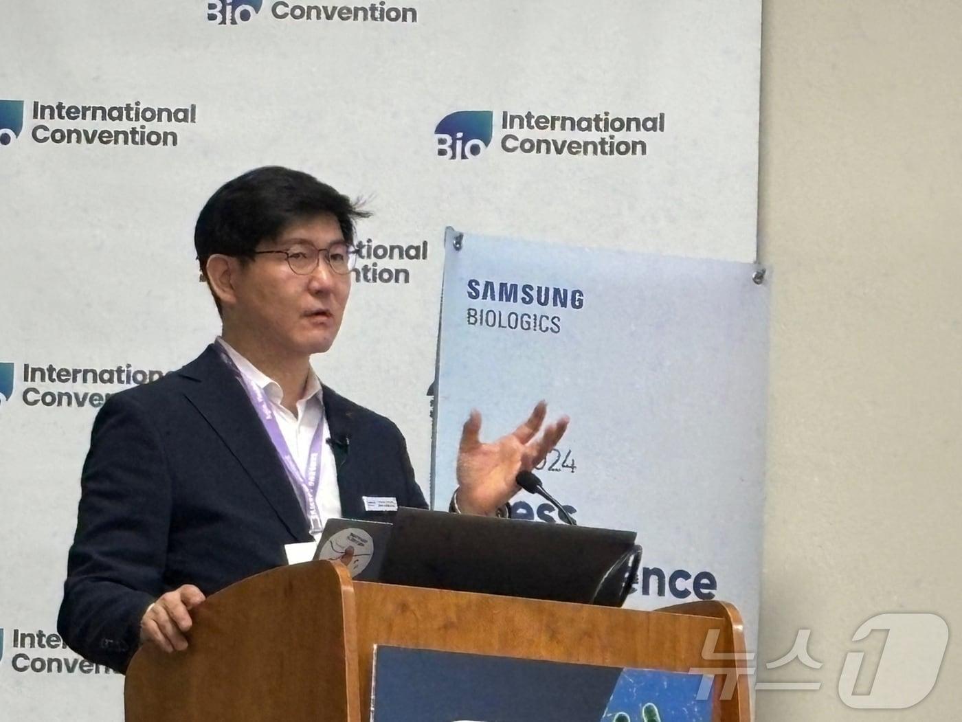 본문 이미지 - 민호성 삼성바이오로직스 CDO 개발센터장(부사장)이 2024 바이오 인터내셔널 컨벤션에서 CDO 사업을 설명하고 있다./뉴스1