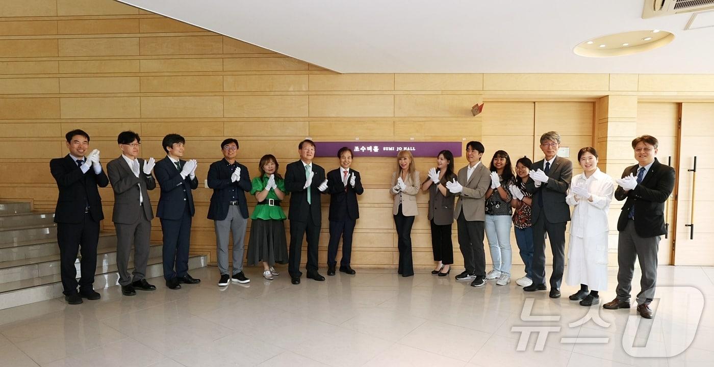 이광형 KAIST 총장(왼쪽 일곱 번째)과 조수미 초빙석학교수(오른쪽 여덟 번째)가 관계자들과 기념촬영을 하고 있다.(KAIST 제공)/뉴스1