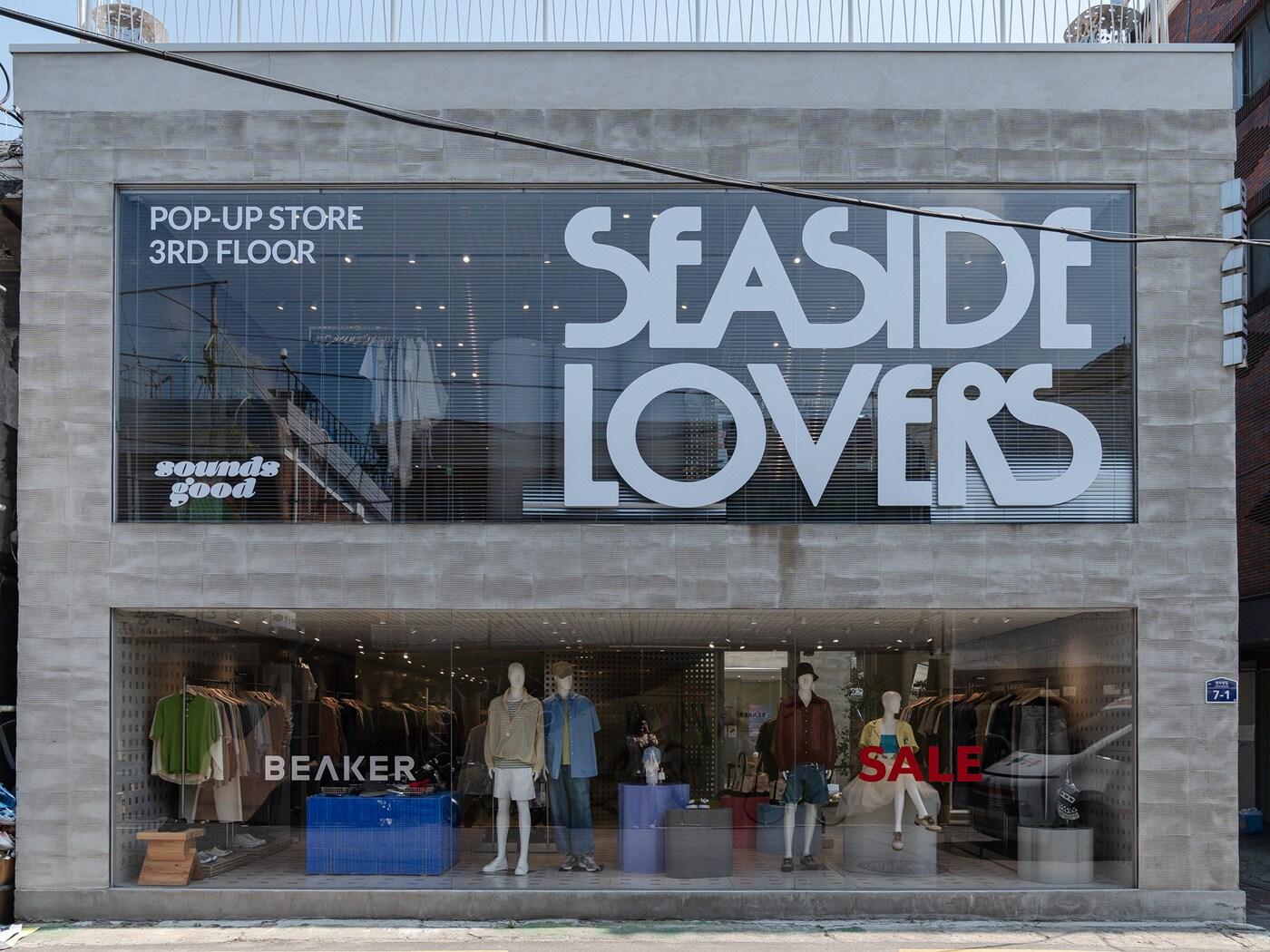 본문 이미지 - 비이커(BEAKER)는 레코드&라이프스타일 스토어 '사운즈 굿'(SOUNDS GOOD)과 손잡고 협업 컬렉션을 출시, 성수 플래그십 스토어에 팝업스토어를 열었다(비이커제공)