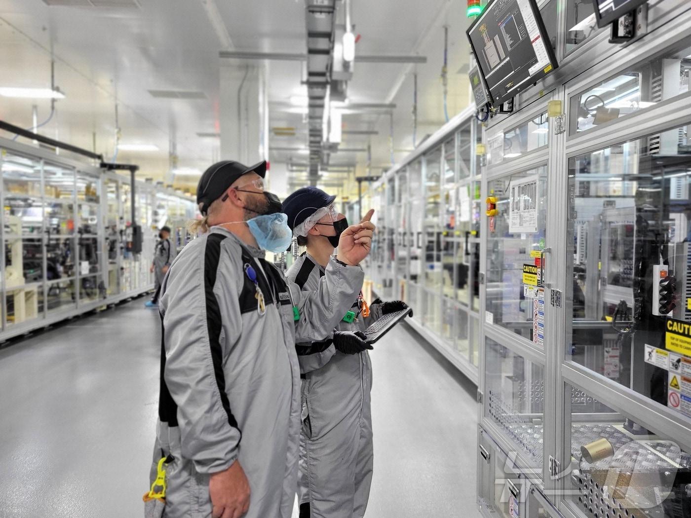 본문 이미지 - 지난달 30일(현지시간) 미국 테네시주에 위치한 얼티엄셀즈 제2공장에서 현지 직원들이 배터리 생산 현황을 점검하고 있다. LG에너지솔루션과 미국 1위 자동차 업체 GM이 설립한 두 번째 전기차 배터리 생산 공장으로 올해 3월 본격 가동을 시작했다. 얼티엄셀즈 생산 공장이 언론에 공개된 것은 이번이 처음이다. 사진은 LG엔솔 제공.