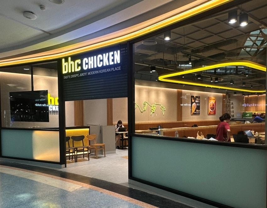 본문 이미지 - 태국 방콕 방쿤티안 지역에 위치한 대형 쇼핑몰 &#39;센트럴 라마 2&#39;에 입점한 &#39;bhc 센트럴 라마 2&#39;점 전경.&#40;bhc치킨 제공&#41;