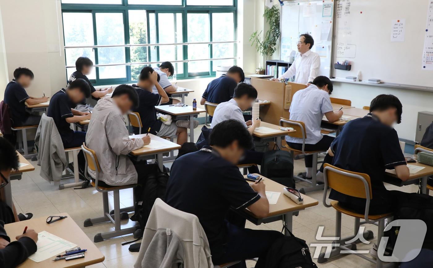 고등학교 3학년 수험생들이 시험 답안지를 작성하고 있다. /뉴스1 ⓒ News1 사진공동취재단