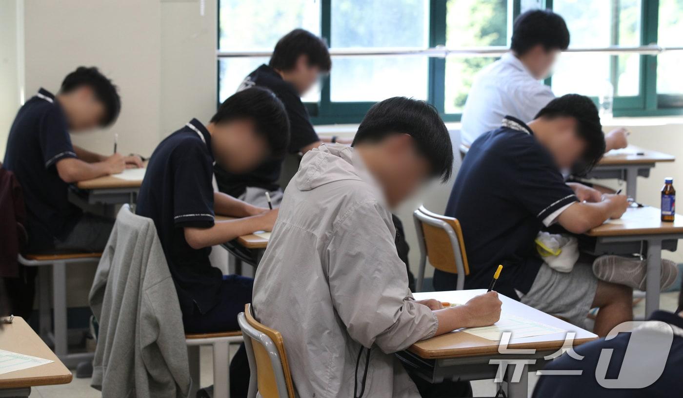 고등학교 3학년 수험생들이 시험 답안지를 작성하고 있다. /뉴스1 ⓒ News1 사진공동취재단