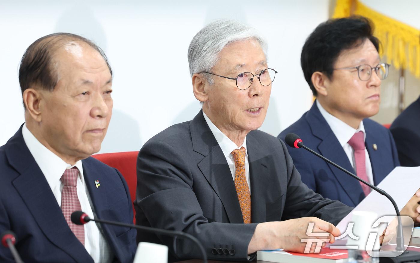 본문 이미지 - 여상규 국민의힘 당헌·당규 개정 특별위원회 위원장이 4일 오전 서울 여의도 국민의힘 중앙당사에서 열린 전당대회 당헌·당규 개정 특별위원회 임명장 수여식 및 1차 회의에서 인사말을 하고 있다. 2024.6.4/뉴스1 ⓒ News1 김민지 기자