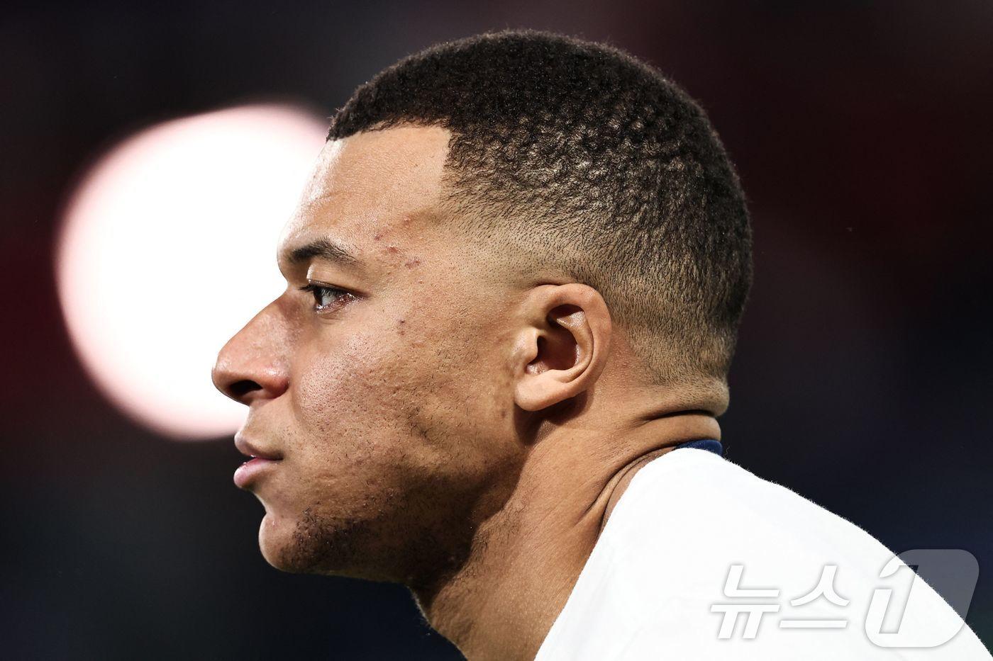 PSG의 킬리안 음바페가 2023년 12월 20일 파리 파르크 데 프랭스 스타디움에서 열린 리그1 FC 메스와 경기에 앞서 워밍업을 하고 있다. 레알 마드리드는 3일 (현지시간) 5년간 3300억원에 음바페의 영입을 공식 발표했다. 2024.06.04 ⓒ AFP=뉴스1 ⓒ News1 우동명 기자