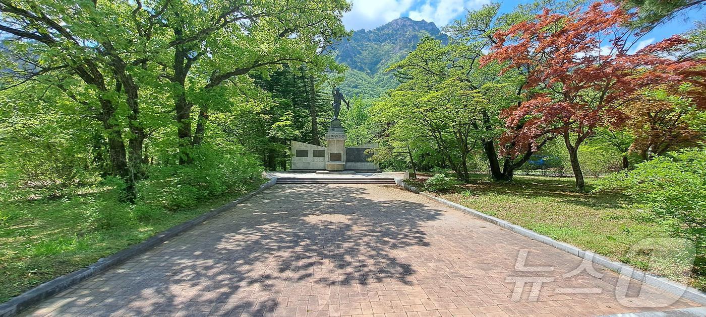 본문 이미지 - 강원 속초시 설악동 설악산국립공원 내 마련된 설악산지구 전적비.(설악산국립공원사무소 제공) 2024.6.4/뉴스1