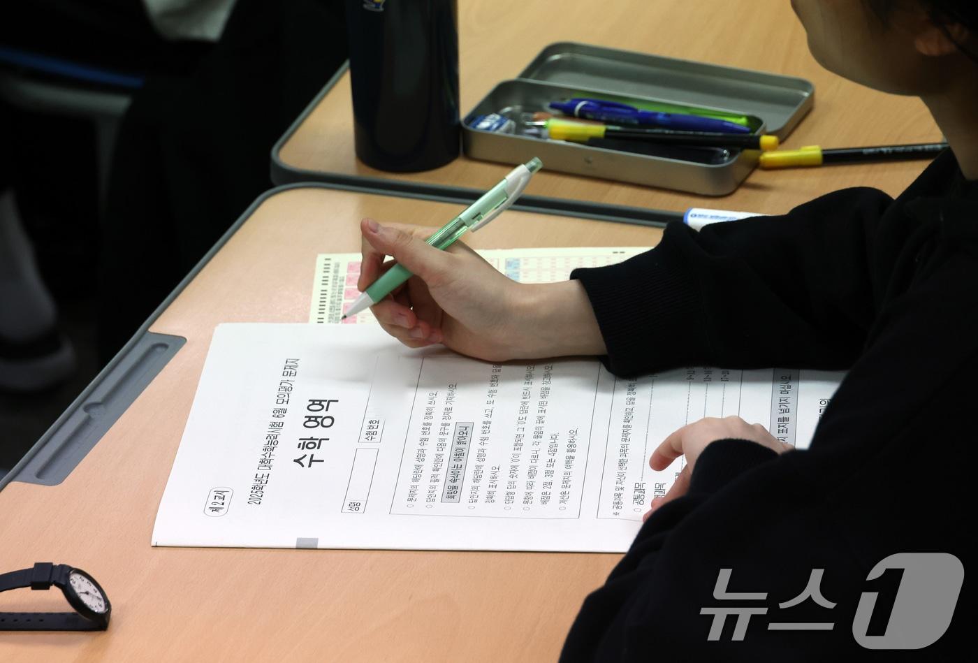 2025학년도 대학수학능력시험 6월 모의평가일인 4일 서울 양천구 목동 종로학원 본원에서 수험생들이 2교시 수학영역 시험을 치르고 있다. &#40;공동취재&#41; 2024.6.4/뉴스1 ⓒ News1 유승관 기자