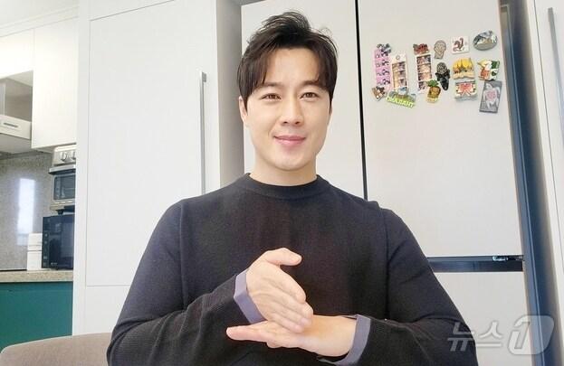본문 이미지 - 집에서 감사 챌린지하는 최영재 마스터(칠곡군 제공) 2024.6.4/뉴스1