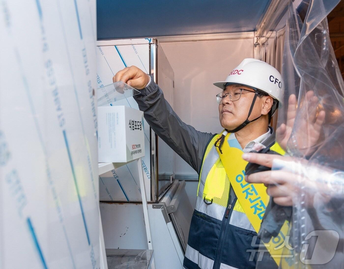 본문 이미지 - 혹서기 대비 식염 포도당 비치 여부를 확인하는 김회언 HDC현대산업개발 대표이사.(HDC현대산업개발 제공)